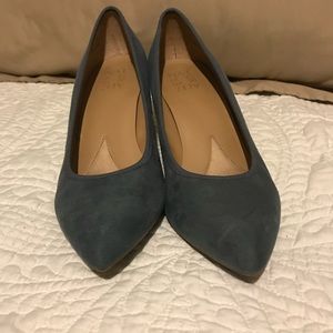 Size 8 1/2 slate blue Naturalizer pumps.